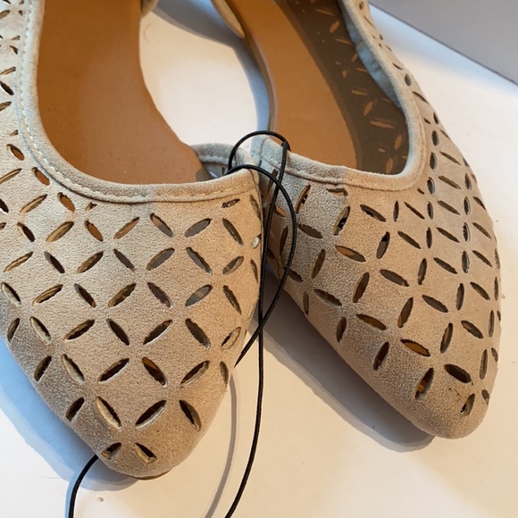 💜 SALE 2/$15 💜  NWT Tan Flats..Faux Suede w/Laser Cutouts!!! - Picture 3 of 4